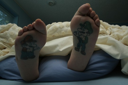 mario foot tattoo1 Dude Gets Mario and Luigi Tattooed on Soles of Feet