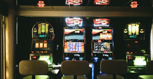 How is a slot machine constructed and what makes it so attractive?