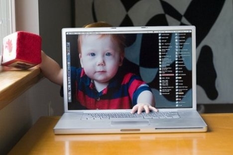 baby_gets_trapped_in_apple_mac_1_1.jpg